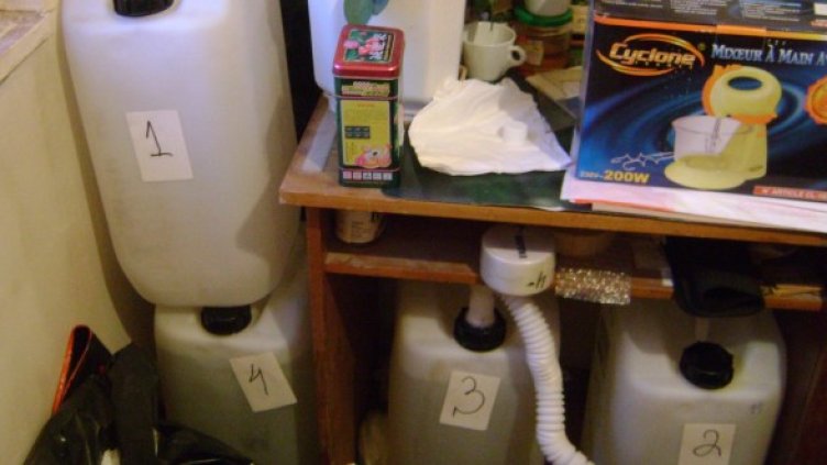 Хванаха 62 литра "течно екстази". Снимка: Агенция "Митници"