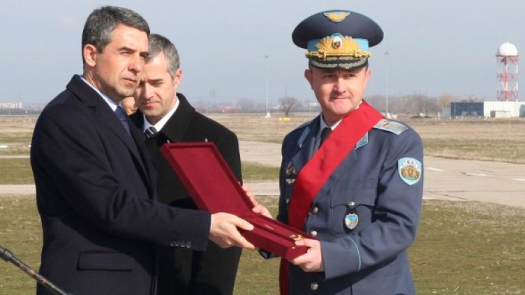 Плевнелиев награждава военните в авиобаза "Крумово". Снимка: Булфото