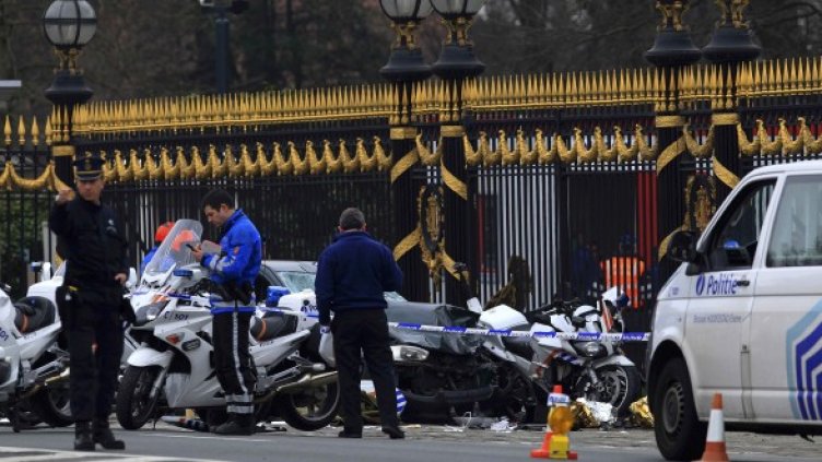 Самоубиец се е врязал в полицейски мотоциклетен ескорт край кралската резиденция в Лаакен. Снимка: Reuters