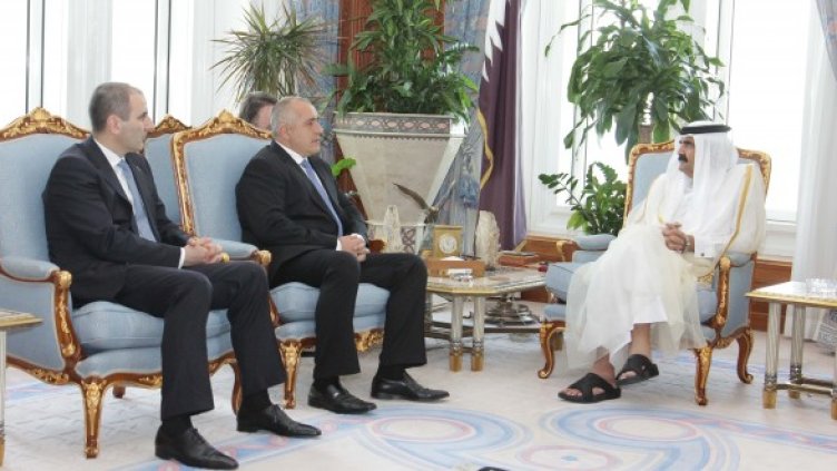 Емирът на Катар шейх Хамад бен Халифа Ал Тани посрещна по джапанки премиера ни. Снимка: МС