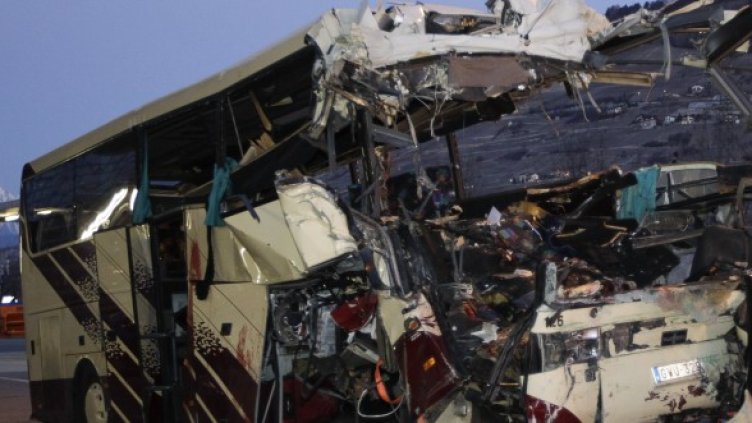 Три деца от ранените при катастрофата на белгийски училищен автобус в Швейцария във вторник вечерта са в сериозно състояние.Снимка: Reuters