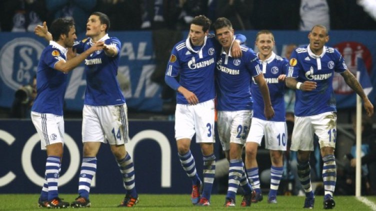 Футболистите на Шалке 04 празнуват след поредния гол във вратата на Ники Михайлов. Снимка: Reuters