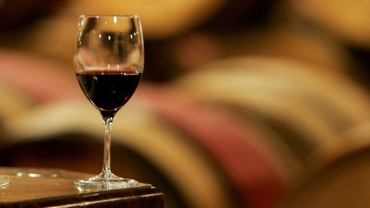 Лишените от секс мъжкари посягат към алкохола. Снимка: архив, Reuters