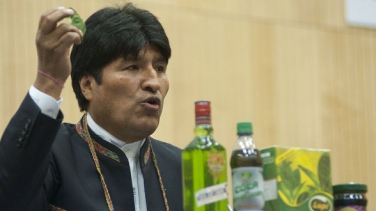 Ево Моралес, който държи листо кока, държи реч в централата на ООН във Виена. Снимка: Reuters