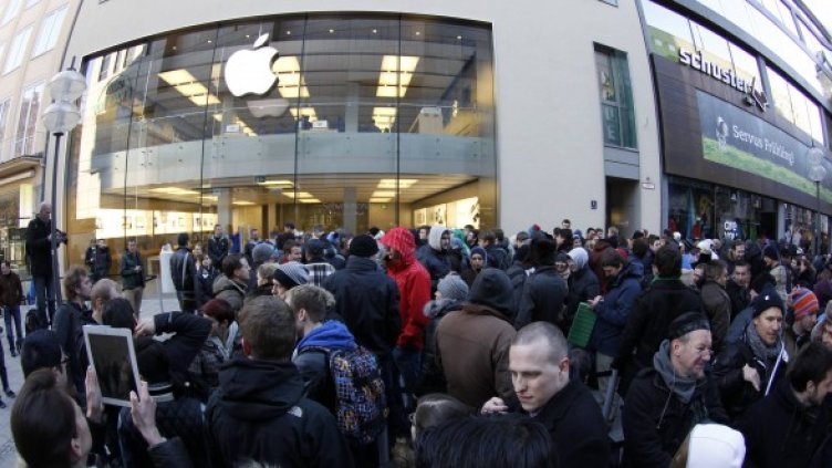 Тълпа пред магазина на Apple в Мюнхен. Снимка: Reuters
