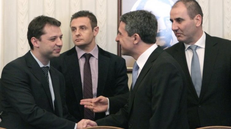 Делян Добрев получава поздравления от президента Плевнелиев. Снимка: БТА