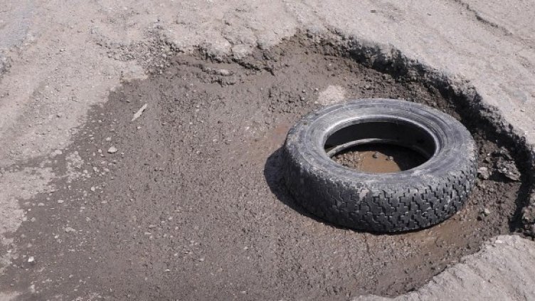 След зимата зинаха огромни кратери по пътищата. Снимка: Булфото