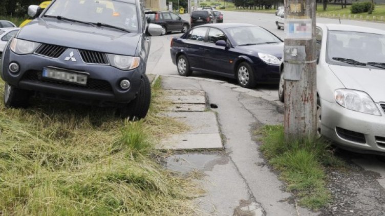 Джип на тротоар. Снимка: Булфото