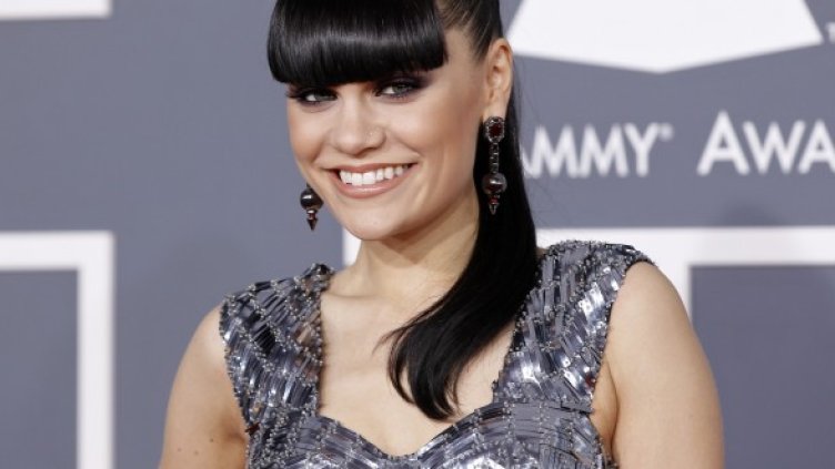 Певицата се вижда с колегата си Тайни Темпа, Снимка: Reuters