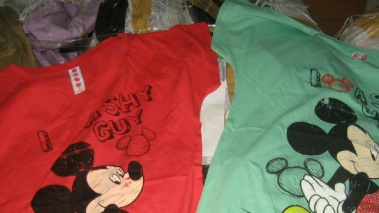 Тениските са открити сред декларирана стока. Снимка: Атенция "Митници"