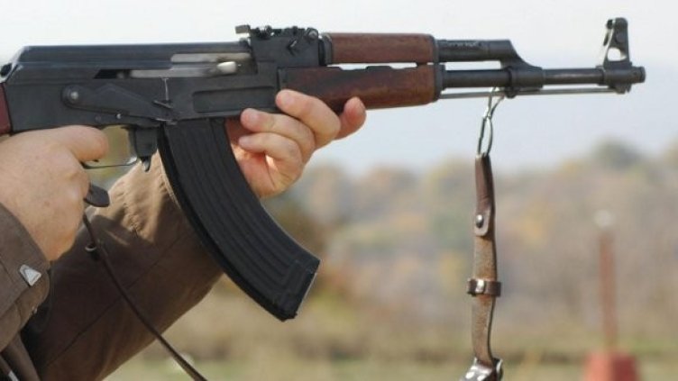 Повече от час, стоейки на балкона си, мъжът стрелял с автомат наслуки срещу близките жилищни сгради. Снимка: архив, Булфото