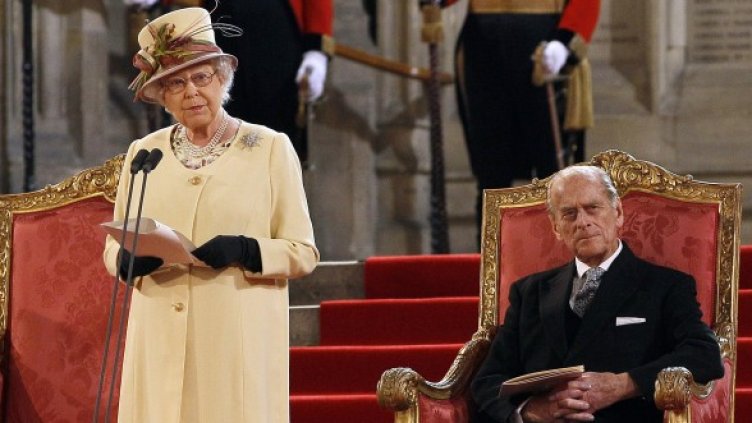 Кралица Елизабет II произнася речта си пред двете камари на парламента, до нея е съпругът й принц Филип. Снимка: Reuters