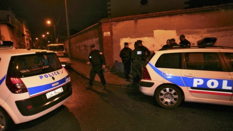 Полицията обгради къщата със заподозрения. Снимка: Reuters