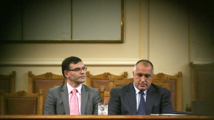 Само след малко в кадър ще се появи и Цветанов. Снимка: Булфото