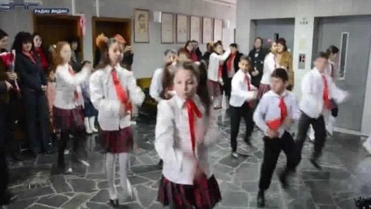 Осмомартенският сюрприз с Азис се разигра във видинското кметство. Снимка: Dnes.bg