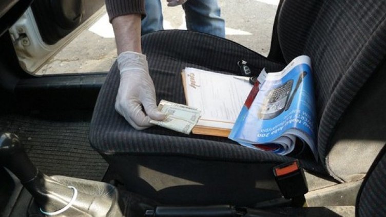 Наркотиците, телефона и парите са намерени в колата на охранителя. Снимка: МВР