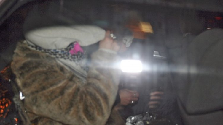 Майката на Мохамед Мера се крие от фоторепортерите. Снимка: Reuters