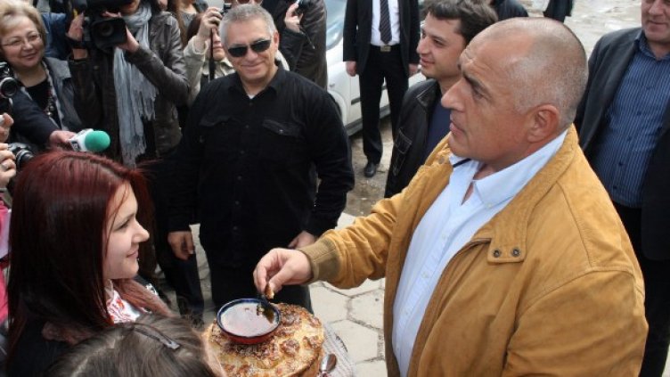 Борисов бе посрещнат с хляб и мед в Мадан. Снимка: БТА