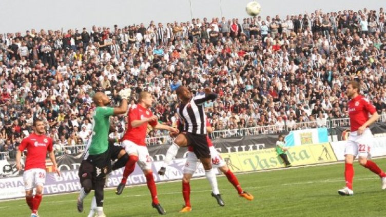 "Армейците" смазаха "смърфовете" с 3:0 на "Лаута". Снимка: Булфото