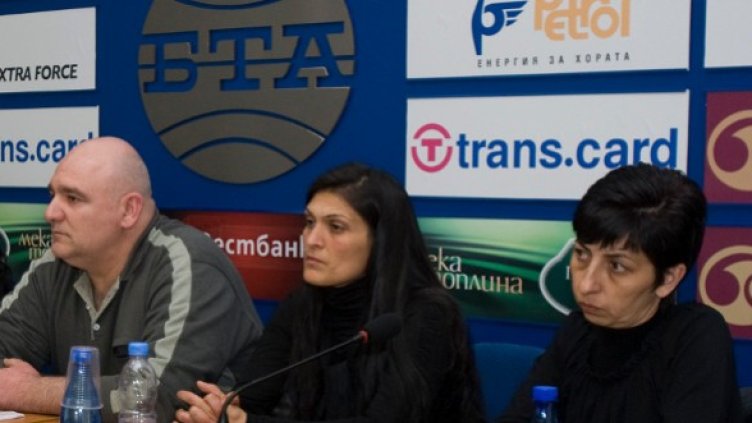 Родители на деца, убити при катастрофи, изпращат писмо на Барозу. Снимка: БТА