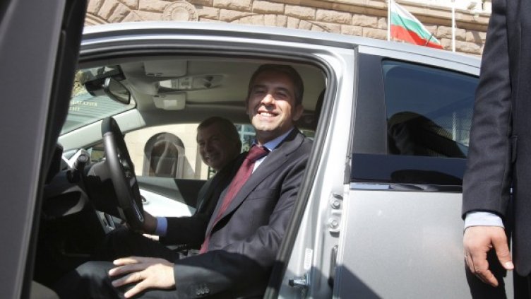 Росен Плевнелиев и Джеймс Уорлик се радват на колата. Снимка: БТА