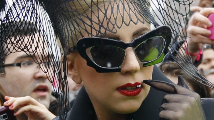 Гага често носи черен воал, символизирайки съпричастност към страдащите, Снимка: Reuters