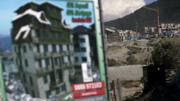 Реклама на ваканционен комплекс на входа на Банско. Снимка: Reuters