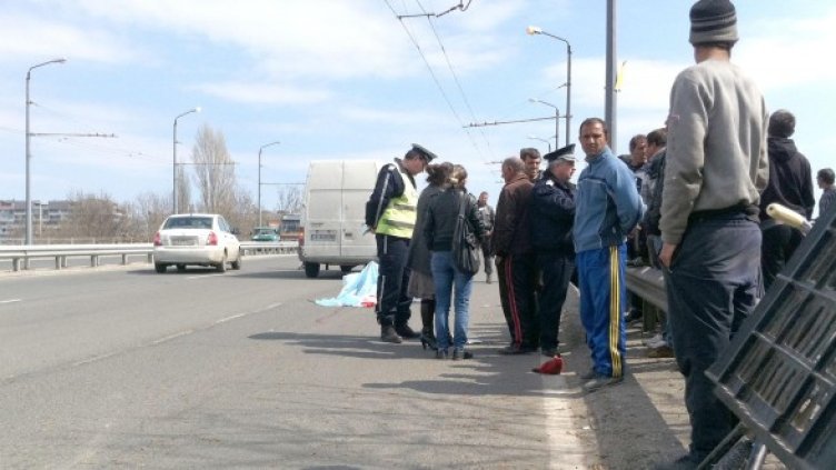 Хора наблюдават действията на полицията на мястото на инцидента. Снимка: Булфото