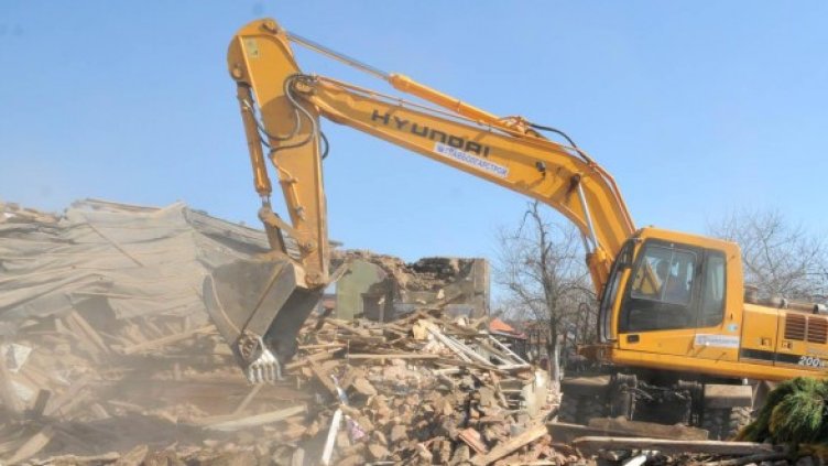 Повече от седмица се разчистват терените за новите къщи в Бисер. Снимка: Булфото