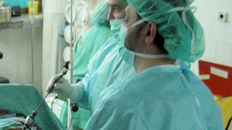 Лекарите във ВМА се борят за живота на нахапания от кучета мъж. Снимка: Булфото