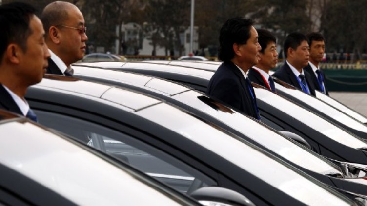 Те нямат право да блъскат скъпи коли. Снимка: Reuters