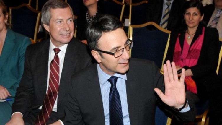 На 1 април Джеймс Уорлик застана зад гърба на Трайчо Трайков.Снимка: Булфото