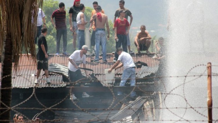 18 души загинаха при пожар след затворнически бунт в Хондурас. Снимка: Reuters