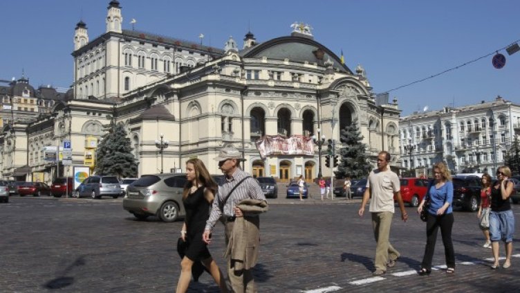 Олимпийският стадион в Киев ще приеме финала на Еропейското първенство. Снимка: Reuters
Изглед от центъра на Киев. Снимка: Reuters
Сградата на операта в Киев. Снимка: Reuters