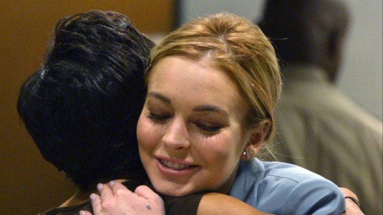 Линдзи Лоън прегръща адвоката си. Снимка: Reuters