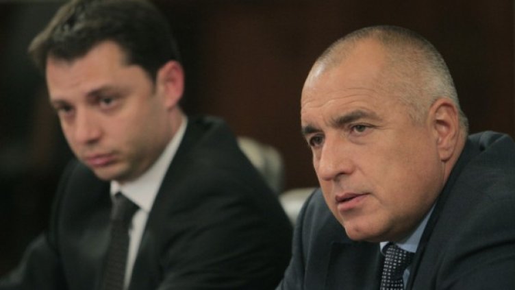 Борисов обяснява за АЕЦ "Белене" с министър Добрев след посещението му в Москва. Снимка: БТА