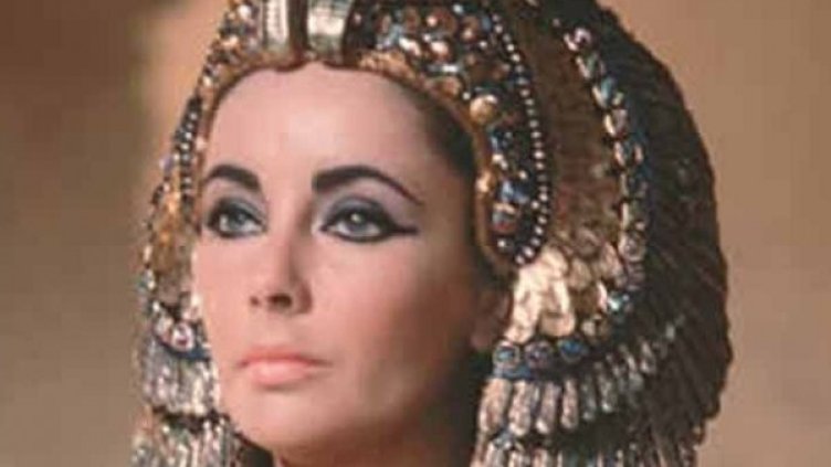 Лиз Тейлър се появява с пищното облекло в две сцени от епичната лента от 1963 г. Снимка: IMDB