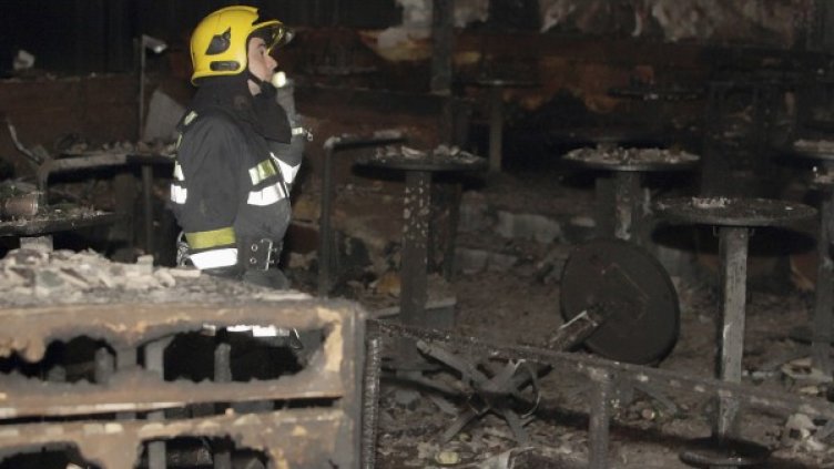 Пожарникар обследва опожарената дискотека. Снимка: Reuters
