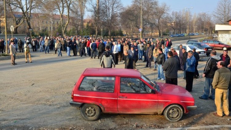 Работниците отново блокираха пътя. Снимка: БТА