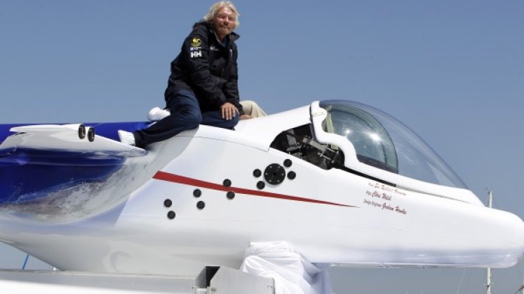 Ричард Брансън се готви да се гмурне към бреговете на Пуерто Рико. Снимка: Reuters