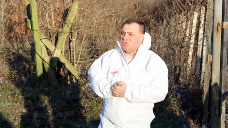 Найденов в търсене на заровеното куче. Снимка: Impact Press Grouр