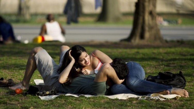 Социалната среда е сред най-важните фактори за щастието. Снимка: Reuters