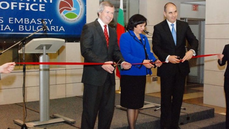 Посланик Джеймс Уорлик, Мишел Лионхарт и министър Цветанов режат лентата на новия офис на DEA.Снимка: МВР