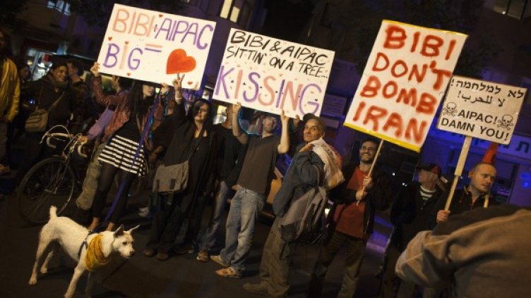 Израелци протестират срещу възможността Иран да бъде атакуван. Снимка: Reuters