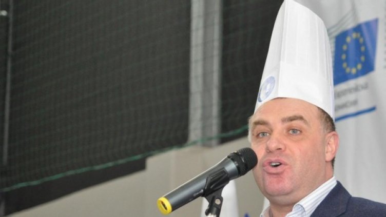 Найденов се учуди, че българките не месят. Снимка: Булфото