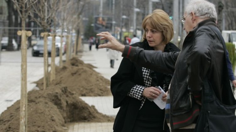 Фандъкова провери реконструкцията на пешеходното пространство по бул."Цар Освободител" между СУ и пл. "Орлов мост". Снимка: БТА