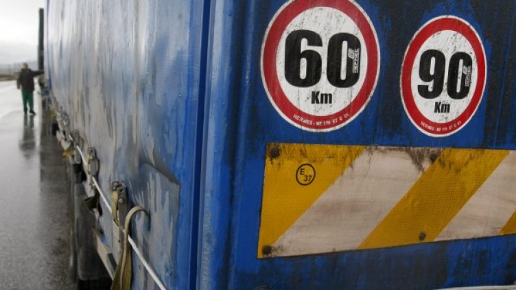 Български шофьор на товарен автомобил от две седмици чака помощ на паркинг в Белгия. Снимка: архив, Reuters