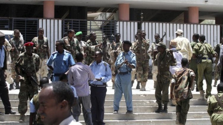 Жена камикадзе се взриви днес на церемония в националния театър на Сомалия. Снимка: Reuters