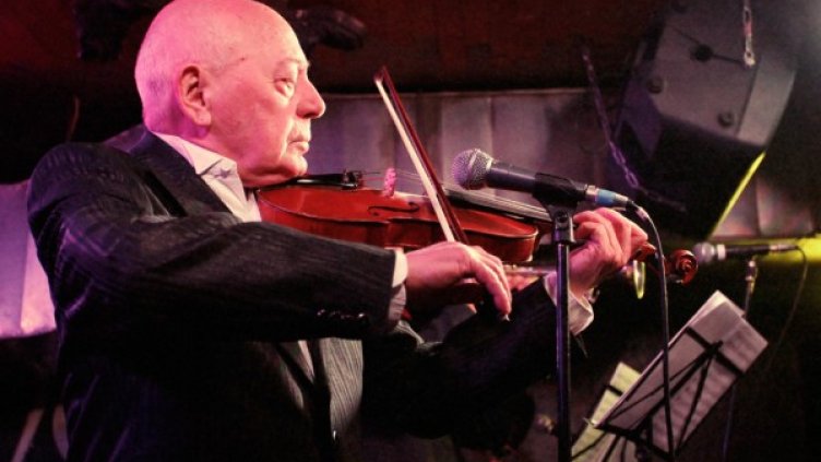 Тодор Колев на сцената по време на първата му посветена музикална вечер. Снимка: Строежа