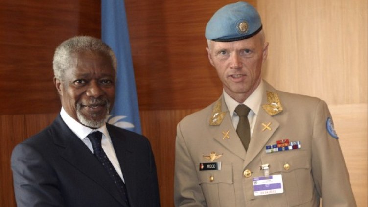 Кофи Анан и ген. Роберт Муд. Снимка: Reuters